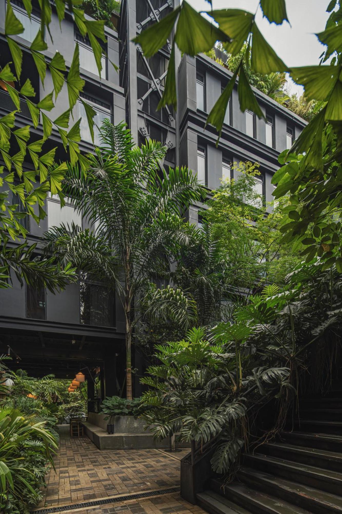 The Click Clack Hotel Медельин Экстерьер фото The interior courtyard of the building